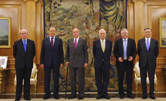 Su Majestad el Rey junto al ministro y viceministro de la Federación de Rusia, el ministro de Asuntos Exteriores y de Cooperación y los embajadores de